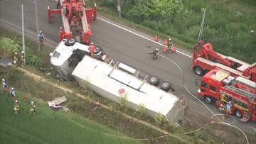 大型トレーラーが横転 運転手の45歳男性死亡　スマホ感知し自動通報　北海道・江別市