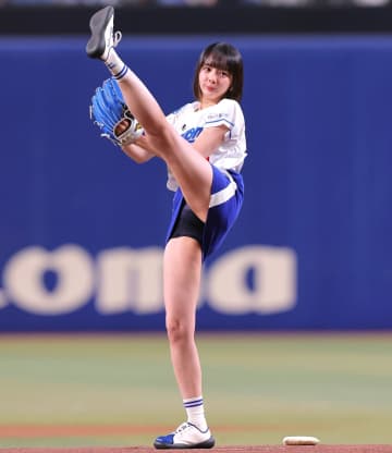 「まじで可愛いぞ！」役満ボディ女子が始球式の舞台裏で魅せた“謎のオフショット”が話題！「マサカリ投法」「全球団でしてほしい」
