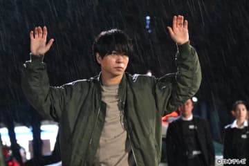 櫻井翔主演「放送局占拠」スタート日が7月12日に決定！　緊張感高まる場面写真も初解禁