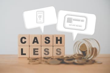 小さな買い物はいまだに「現金派」なのですが、友人から「キャッシュレス決済を使わないと損だ」と言われました。具体的にどんなところが「損」なのですか？