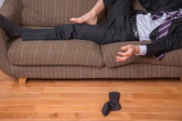 脱ぎっぱなし・使いっぱなしにする人の心理5選　改善してもらうための指摘方法とは