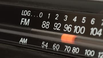 AMラジオは時代遅れ？AM局の放送休止やFM局への転換が相次いでいる理由とは