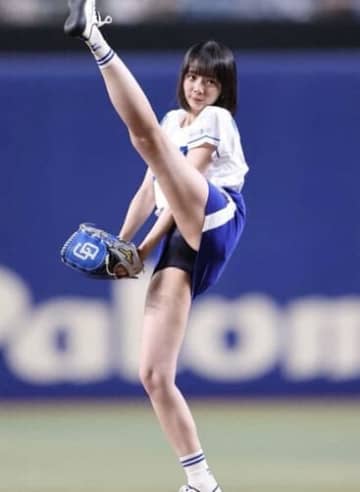 「始球式でこんなに足が上がるとは」　モデル雀士・岡田紗佳、超ミニスカの投球フォームが話題に「凄いアングル」「角度がバグ」