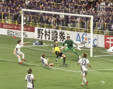 「なんだそれすごい！」柏FWの“アニメ級オーバーヘッド弾”にファン熱狂！「今季レイソルのベストゴール」伊東純也＆関根大輝も笑顔
