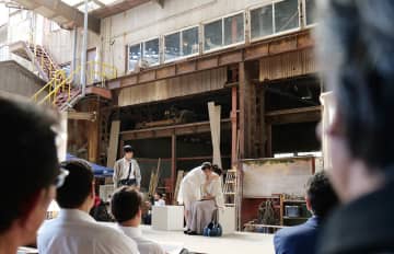 国の有形文化財がステージに…川崎の「北條鉄工」で地元高校生が演劇を披露