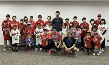 【広島】秋山翔吾　ひとり親招待企画に中村奨・羽月も記念撮影に参加