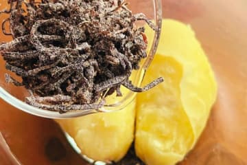 じゃがいもはゆでない！ 塩昆布はごはんにのせない！ 「塩昆布ポテサラ」の作り方【なにもしたくない日のひらめきレシピ・4】