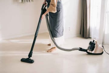 掃除機から不快な臭いがする意外な原因　掃除のプロが実践する準備と「かける順番」とは