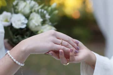 結婚祝いにグラスを贈るのはマナー違反？　昔から伝わる贈り物のタブーとは