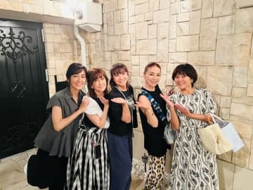 薬丸裕英、自宅BBQに“花の82年組”メンバーが集まりサプライズ「同期が我が家に集合しました」