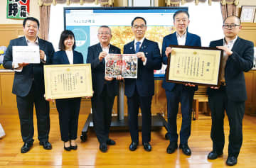 快挙！埼玉・本庄市、全国広報コンクールで総理大臣賞　企画部門で受賞、写真部門で総務大臣賞も　市長ら知事に報告「一番頑張ったのは広報課のメンバー」