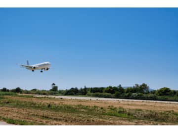 降下→着陸の流れがわかる！飛行機が安全に到着する仕組みとは!?【眠れなくなるほど面白い 図解 飛行機の話】