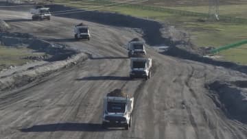 世界初、鉱山用自動運転トラック100台が稼働　中国内モンゴル自治区