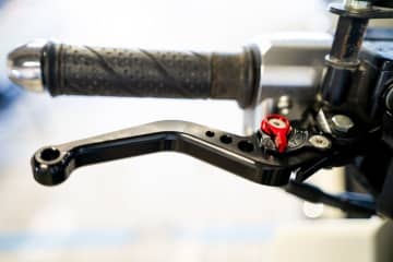 ツーリング中の「違和感」の正体はコレ！ブレーキレバー調整でバイクが激変する理由