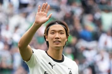 ｢えー京都に来てはるん｣日本代表DF板倉滉の名物｢鴨川等間隔｣体育座りショットが話題！｢ちょこんとしてて可愛い｣｢風景に馴染んでますね｣の声