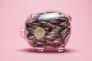 3年かけて貯めた貯金箱がいっぱいに…！ 小銭を銀行に預けるには「手数料」がかかるそうです。手数料がかからないいい方法はないの？