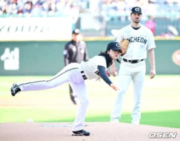 【PHOTO】イ・ジュヨン、始球式に登場…パワフルな投球フォーム