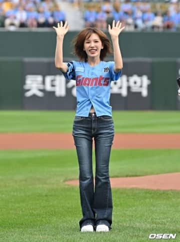 【PHOTO】Red Velvet ウェンディ、始球式に登場…はじける笑顔で魅了