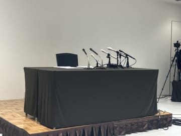 再生の道・記者会見場、石丸伸二氏はまだ姿を見せず【都議選ドキュメント】