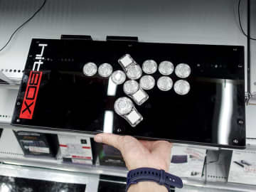 カスタム可能な拡張ボタンも備えたレバーレスアケコン「Hit Box ULTRA」、実売約6万円