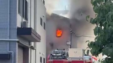「家が燃えている」建物覆う大量の煙・2階窓から激しい炎…木造3階建て住宅が全焼　けが人なし　さいたま市