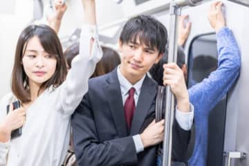 500人に聞いた「電車でイラっとする人」TOP3　3位「座席つめない」、2位「大声で会話」、1位は？