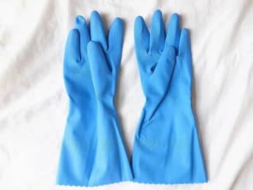 ゴム手袋、穴があいても捨てないで！驚くほど使える再利用アイデア♪