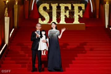 長澤まさみ、矢口監督と上海国際映画祭　ロングドレス姿でレッドカーペット　プレゼンターも務める