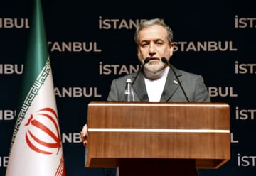 ホルムズ封鎖「排除せず」　イラン外相が会見