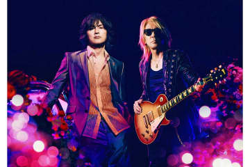 B'z、ライブ終演後の集合写真に「え、なんで？」ツッコミ続々…松本＆稲葉に挟まれ「ずるい！」の声も