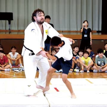 目標を持って夢に挑んで　東京五輪の柔道金　ウルフ・アロンさん　埼玉・幸手の小学校で児童と交流　東京五輪でのエピソード披露も
