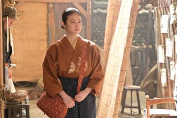 『あんぱん』第13週　無精ひげに軍服姿の嵩、御免与駅に降り立つ【ネタバレあり】