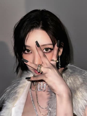 「aespa」KARINA、「ボディーも“神”です」…強烈なビジュアルに「しっかりとした腹筋」自慢