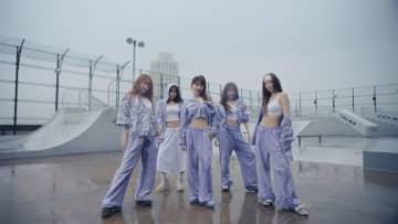 LE SSERAFIM、自然体で爽やかな「DIFFERENT」パフォーマンス映像を公開