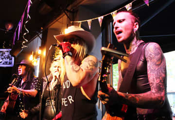 【連載】Hiroのもいもいフィンランドvol.148「ヘルシンキの人気ロックバーThe Riff 10周年記念パーティにフィンランドの人気アーティスト達がこの日限りのハウスバンドでスペシャル出演」