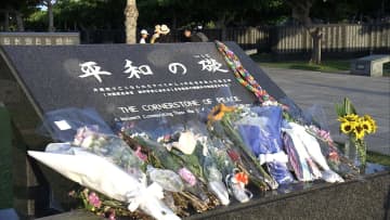 住人巻き込み20万人余り犠牲に…沖縄戦から80年「慰霊の日」刻まれた亡き肉親の名前に触れ手を合わせる遺族ら