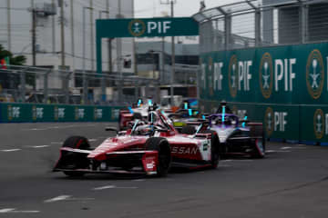フォーミュラEによる東京市街地レース第2回「Tokyo E-Prix」に多くの流し撮りファンも来場!