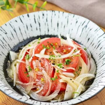 【トマトで簡単な作り置き】「暑い日にうれしい〜」「箸が止まらない！」人気副菜レシピ3選