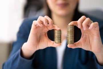 「新卒正社員・手取り17万円」vs「派遣社員・時給2500円」生涯賃金が“ほぼ同じ”なら、正社員でいるメリットはないの?「退職金・ボーナス」なども含め比較