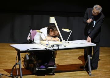 「私を生まれ変わらせてください」胎児性水俣病患者の訴えに、大臣と社長は…　新潟で開かれた式典と懇談の１日【新潟水俣病・公式確認６０年（下）】