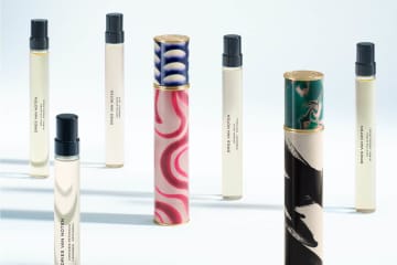ドリス ヴァン ノッテン、“まるで芸術品”バイカラーケース＆ミニ香水のフレグランスキット