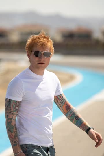 エド・シーラン、映画『F1／エフワン』サウンドトラックから新曲「Drive」のミュージック・ビデオを公開