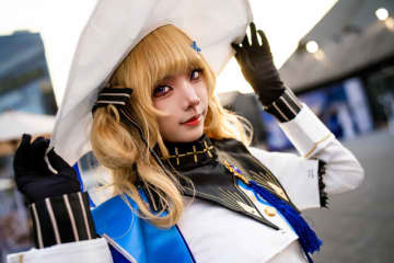 【コスプレ】新進気鋭の台湾美女が魅せる『鳴潮』フィービー！夕日に映える青いマントがエモい【写真9枚】