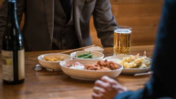 え？なんで？…退職金が「100万円」も減るのに、65歳直前で辞めた同期。謎が深まるも、労いの席で聞いた“知られざる事実”に「最良の選択」と納得したワケ【FPが解説】