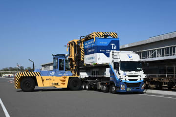 自動運転トラックと鉄道で荷物を運ぶ「モーダルコンビネーション」　日本初