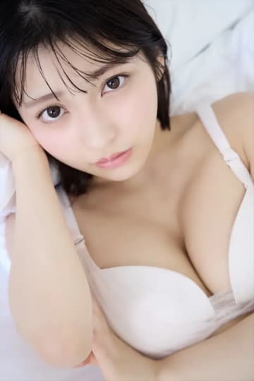 #2i2・十味、ドアップショットで美谷間くっきり「週刊ヤングジャンプ」アザーカット5点公開