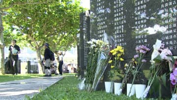 【追悼】「平和の礎」刻まれた亡き肉親の名前に手を合わせる遺族たち「戦争が終わってからが苦しかった」沖縄戦から80年「慰霊の日」