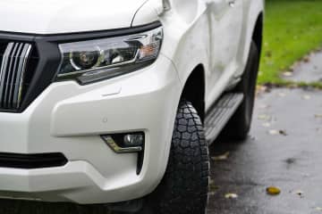 「ガン飛ばしてきて泣く」運転中のフロントガラスにまさか　驚きの光景に「怖すぎ」の声