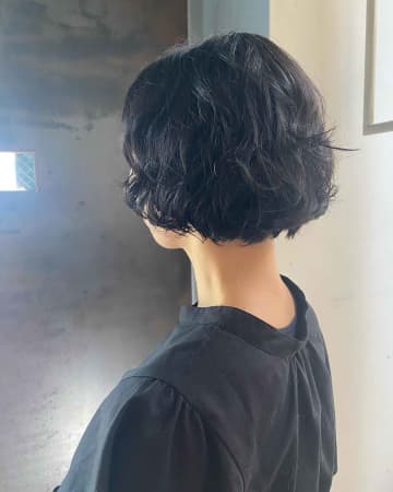 湿気で髪が広がる、、【40・50代】「こなれパーマ」でおしゃれにカバー！