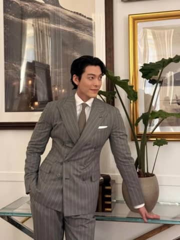 キム・ウビン、スーツ姿が最高…優れたフィジカルでミラノを魅了